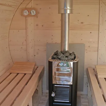 בית נופש Nice In With 4 Bedrooms, Sauna And Wifi