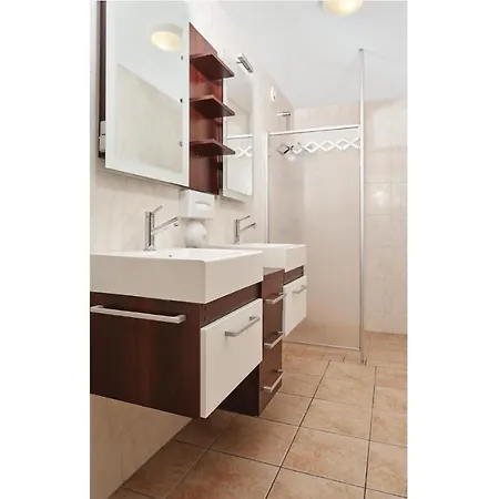 Semesterbostad Nice In With 4 Bedrooms, Sauna And Wifi *